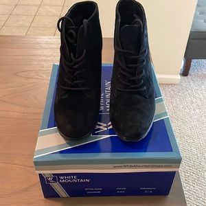 White Mountain Black lace up shoes Only Worn Once!